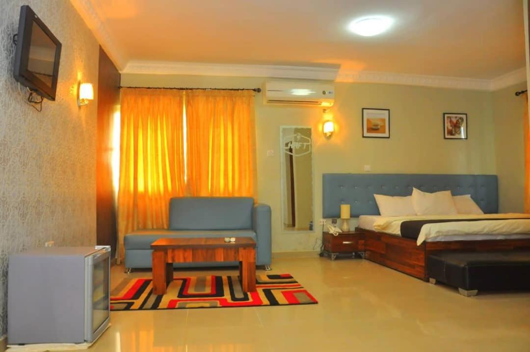 Royal Kaft Hotel Ikorodu Buitenkant foto